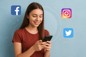 jeune fille contente devant les réseaux sociaux